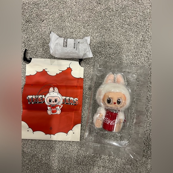 POP MART: THE MONSTERS Coca-Cola Vinyl Face Happy Factor - Picture 3 of 6